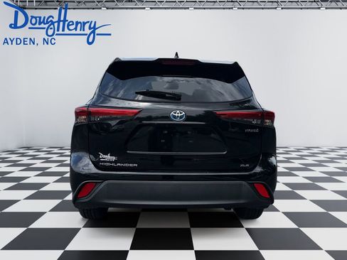 Used 2023 Toyota Highlander XLE AWD/4WD image 4