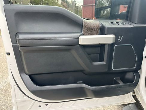 Used 2017 Ford F250 Lariat w/ Chrome Package image 9