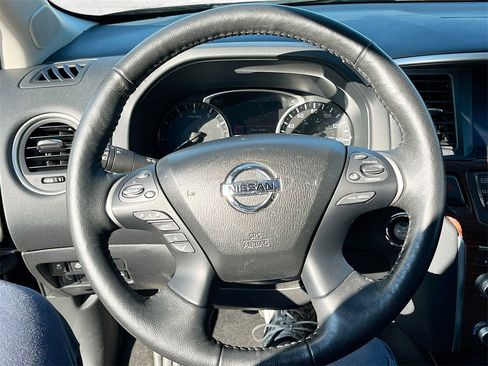 Used 2020 Nissan Pathfinder Platinum image 11