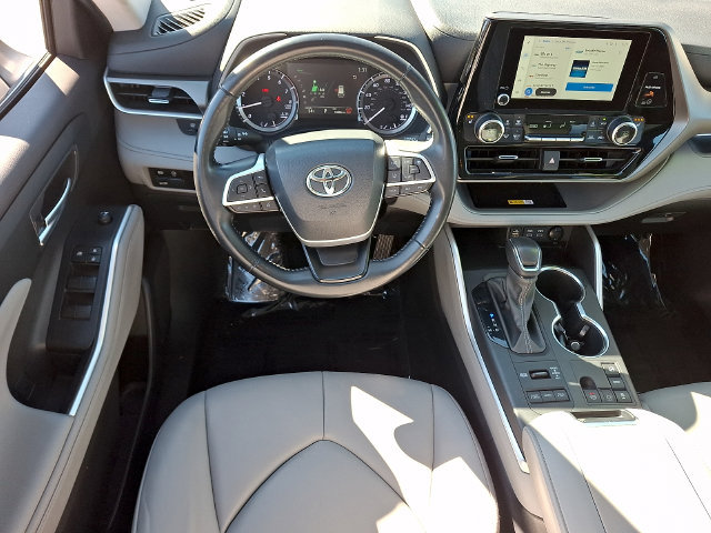 Used 2024 Toyota Highlander XLE AWD/4WD image 10