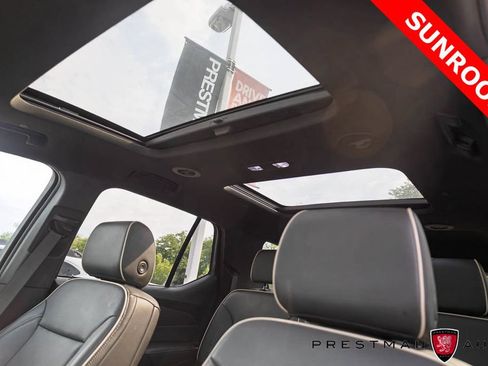 Used 2022 Chevrolet Traverse Premier w/ Redline Edition AWD/4WD image 7