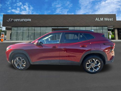 Used 2025 Chevrolet Trax LT w/ LT Convenience Package image 8