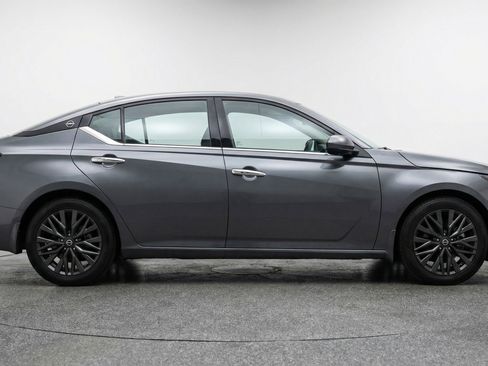 Used 2025 Nissan Altima 2.5 SV image 11