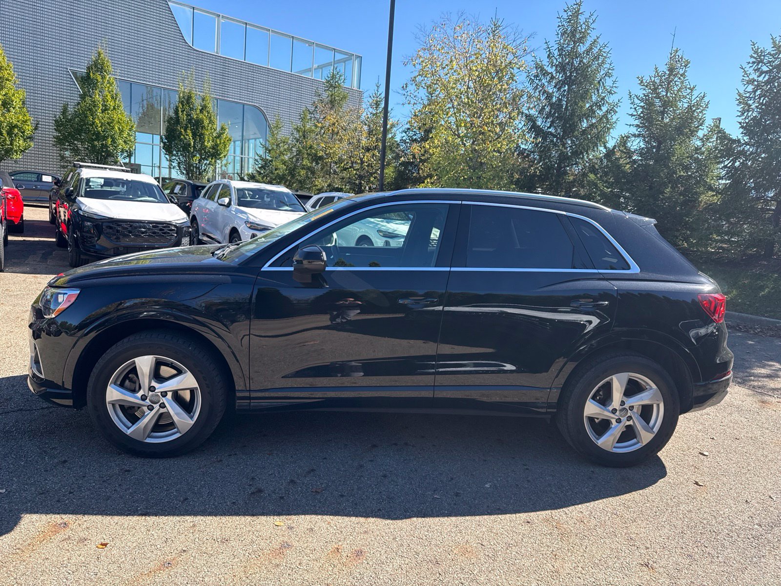 Used 2019 Audi Q3 2.0T Premium w/ Convenience Package AWD/4WD image 2