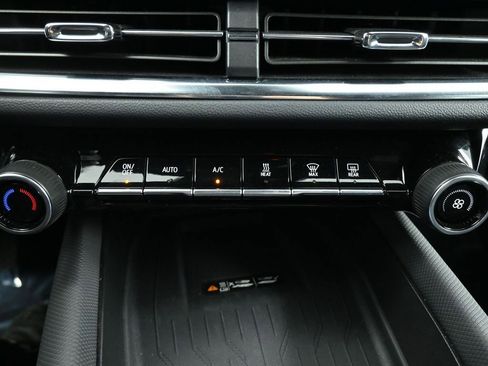 Used 2025 Chevrolet Equinox EV LT w/ Convenience Package image 9