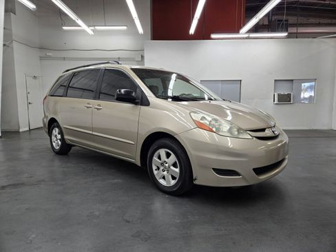 Used 2007 Toyota Sienna LE w/ LE Pkg 4 image 4