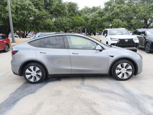 Used 2024 Tesla Model Y Long Range AWD/4WD image 4