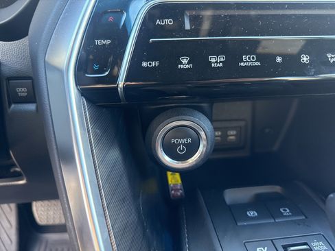 Used 2024 Toyota Venza Limited image 9