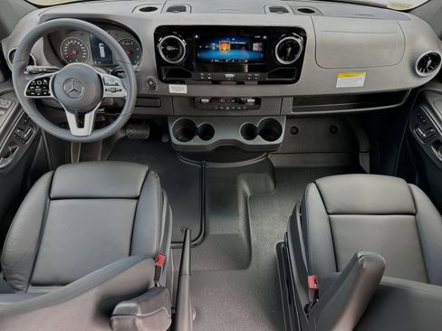 Used 2024 Mercedes-Benz Sprinter 2500 image 13