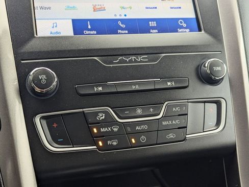 Used 2020 Ford Fusion SE image 18