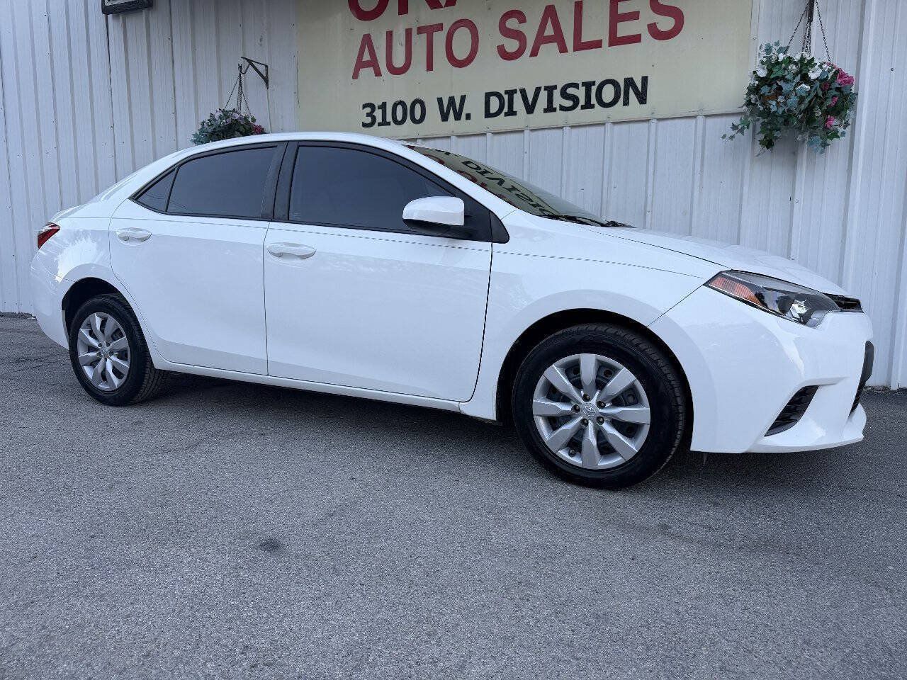 Used 2016 Toyota Corolla LE FWD image 2
