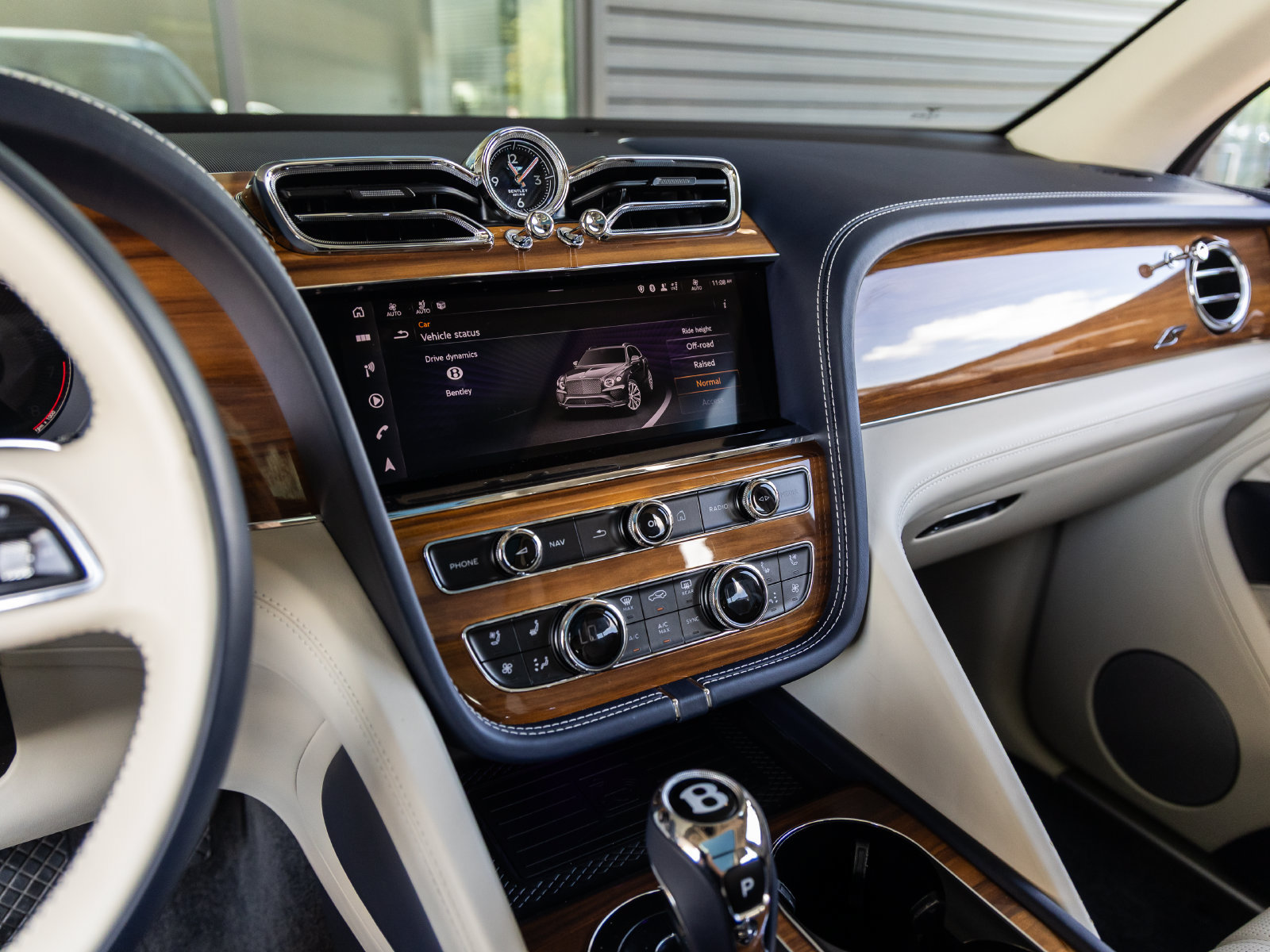 Used 2023 Bentley Bentayga AWD/4WD image 31