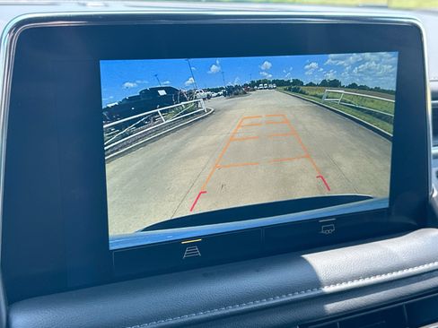 Used 2024 Chevrolet Suburban LT RWD image 17
