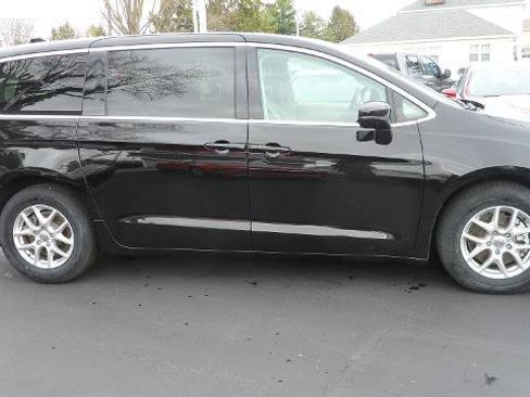 Used 2024 Chrysler Pacifica Touring-L FWD image 2