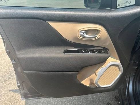 Used 2020 Jeep Renegade Latitude FWD image 10