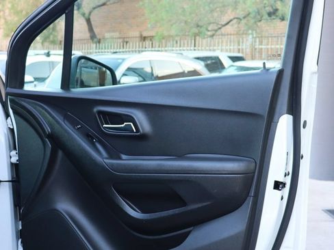 Used 2020 Chevrolet Trax LS FWD image 33