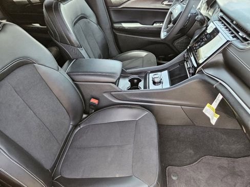 New 2024 Jeep Grand Cherokee Altitude image 12