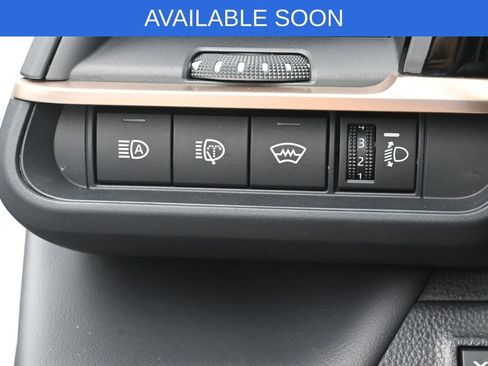 Used 2025 Toyota Crown Signia AWD/4WD image 15