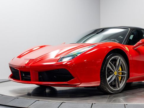 Used 2018 Ferrari 488 GTB image 4