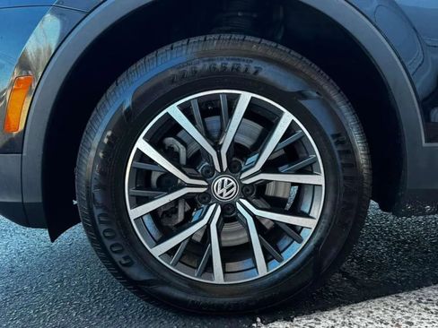 Used 2020 Volkswagen Tiguan SE image 46