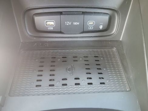 Used 2025 Hyundai Venue Limited FWD image 28