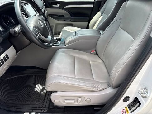 Used 2019 Toyota Highlander XLE AWD/4WD image 9
