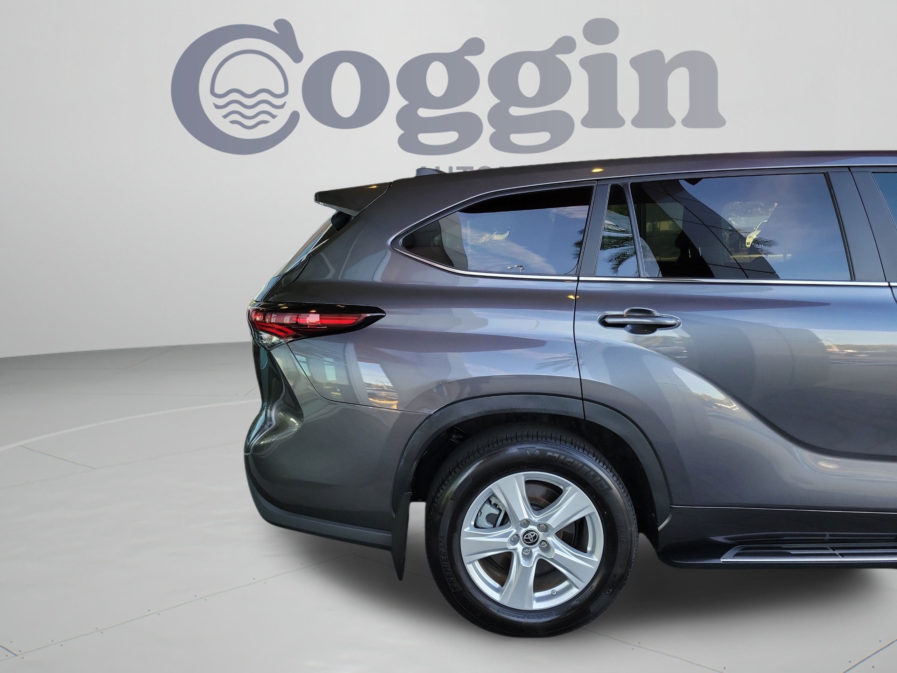 Used 2024 Toyota Highlander LE AWD/4WD image 5