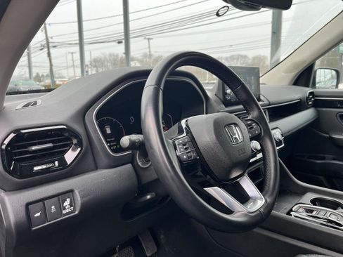 Used 2025 Honda Pilot EX-L image 11