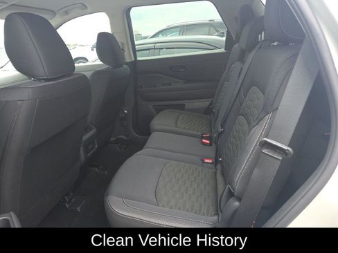 Used 2025 Nissan Pathfinder S image 3