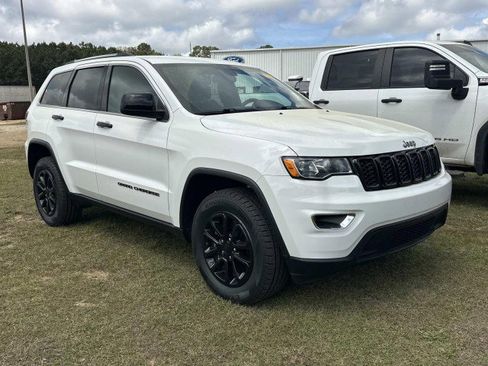 Used 2021 Jeep Grand Cherokee Laredo image 1