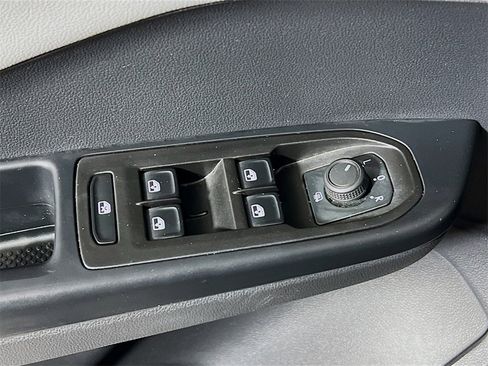 Used 2024 Volkswagen Taos SE image 17