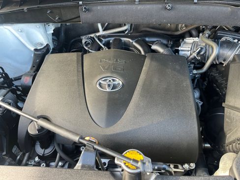 Used 2017 Toyota Highlander Limited w/ Carpet Mat Package image 22