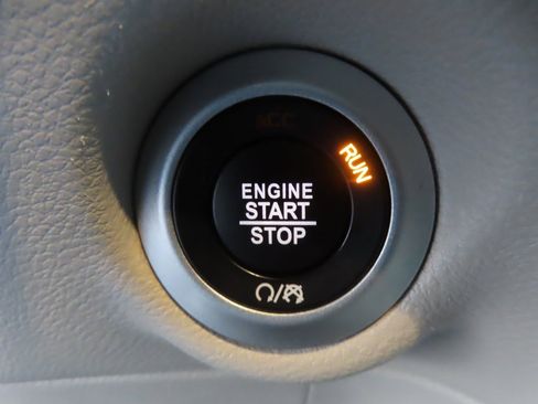 Certified 2024 Chrysler Pacifica Touring-L image 11