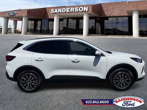 Used 2025 Ford Escape SE image 2