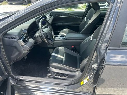 Used 2025 Toyota Camry SE FWD image 5