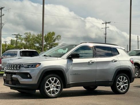 Used 2023 Jeep Compass Latitude w/ Sun and Sound Group AWD/4WD image 33