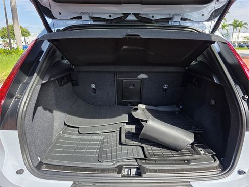 Used 2024 Volvo XC40 B5 Plus image 17