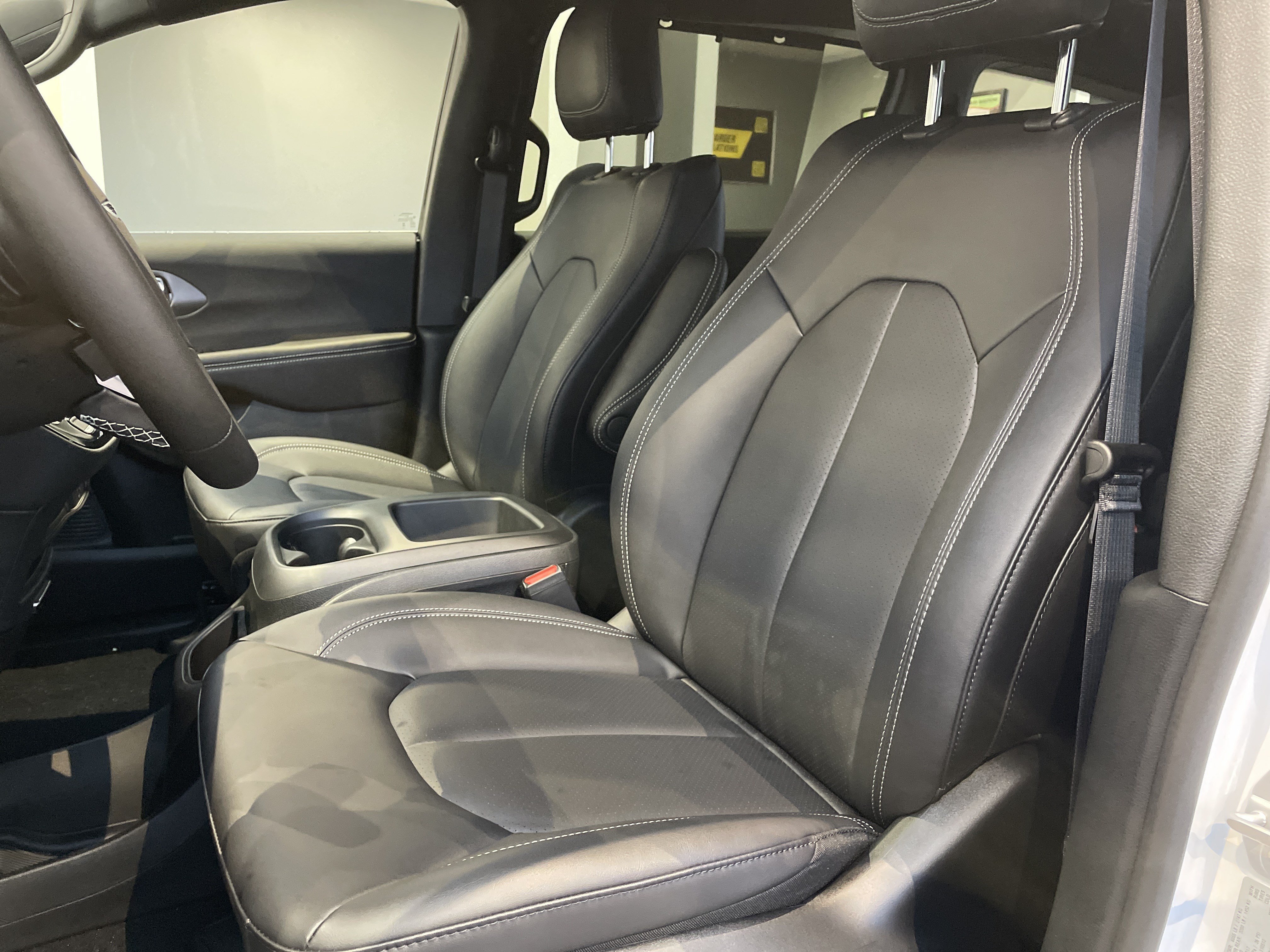 Used 2026 Chrysler Pacifica Select FWD image 17