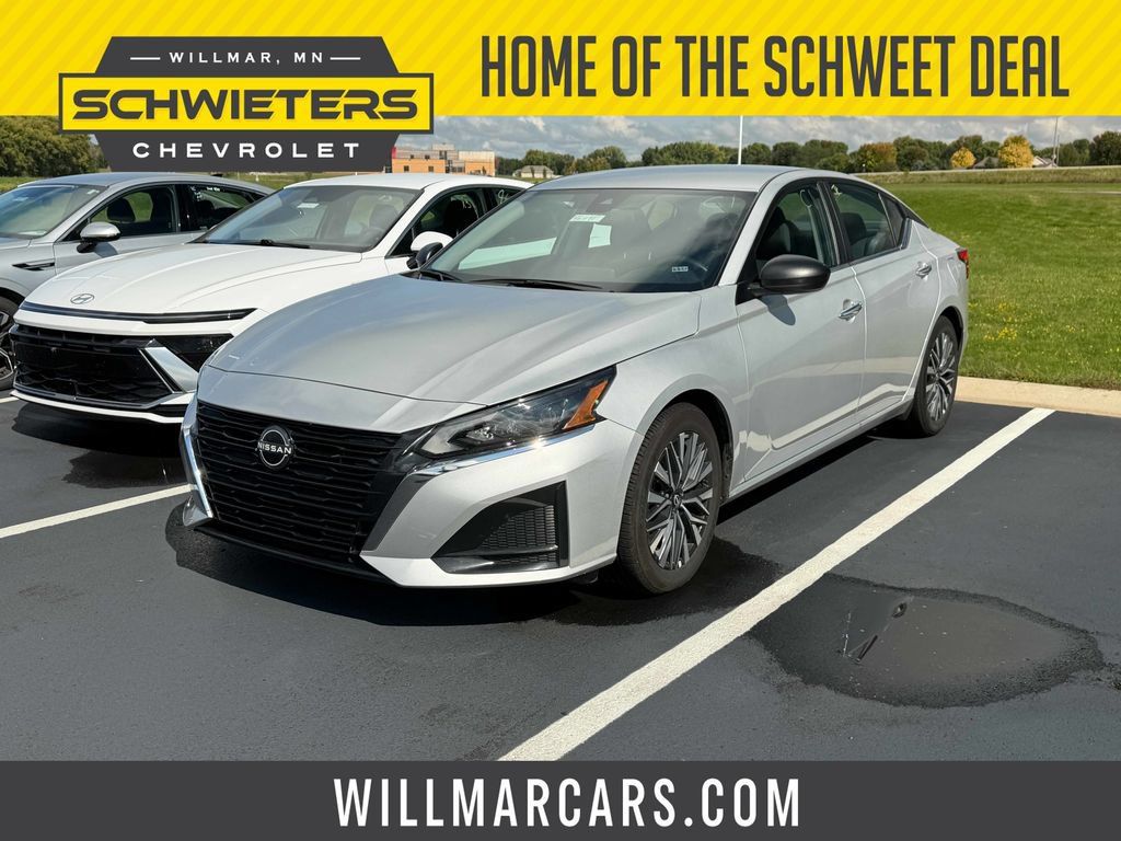 Used 2025 Nissan Altima 2.5 SV FWD image 1