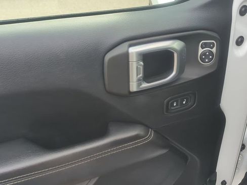 Used 2019 Jeep Wrangler Unlimited Sahara AWD/4WD image 13