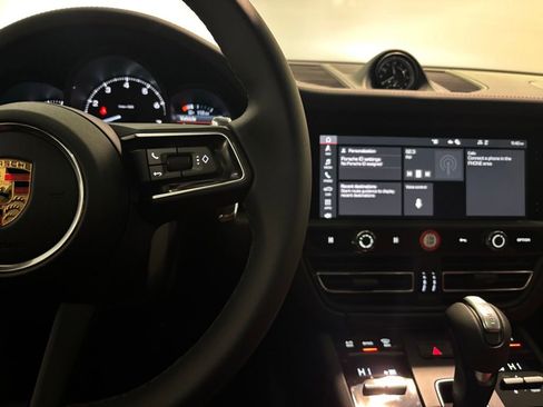 Certified 2025 Porsche Macan image 9