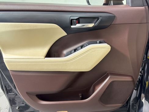 Used 2021 Toyota Highlander XLE FWD image 9
