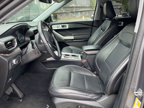 Used 2021 Ford Explorer Limited w/ Hybrid Equipment Group 310A RWD image 3