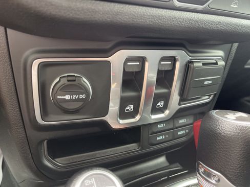 Used 2024 Jeep Wrangler Sport AWD/4WD image 33