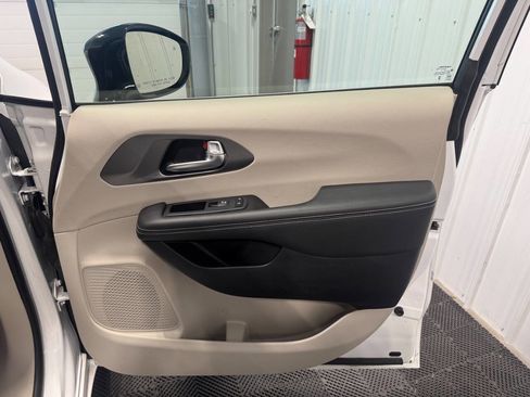 Used 2024 Chrysler Pacifica Touring-L FWD image 18