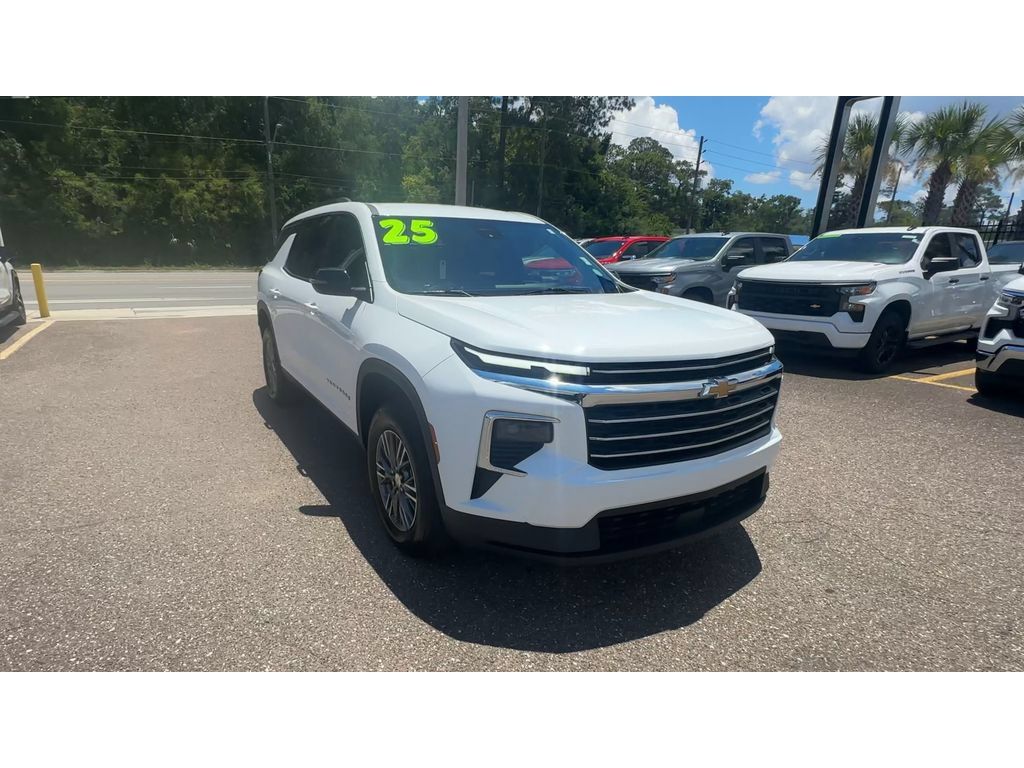 Used 2025 Chevrolet Traverse LT FWD image 8