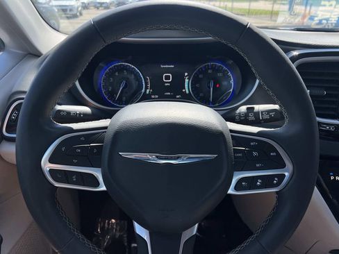 Used 2023 Chrysler Pacifica Touring-L FWD image 17