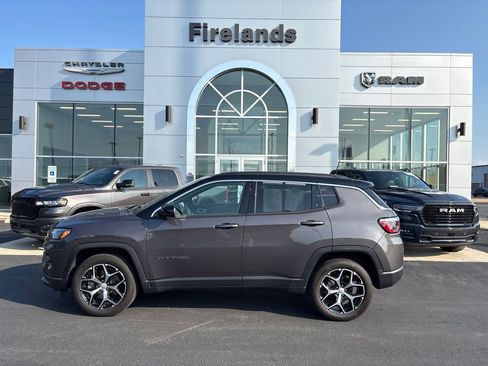 Used 2024 Jeep Compass Limited AWD/4WD image 2
