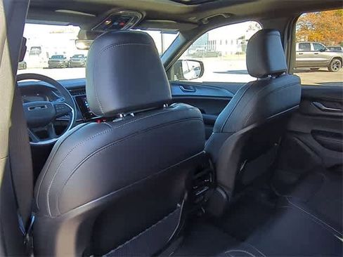 New 2025 Jeep Grand Cherokee Altitude image 18