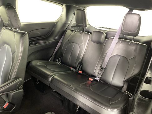Used 2025 Chrysler Pacifica Select image 33